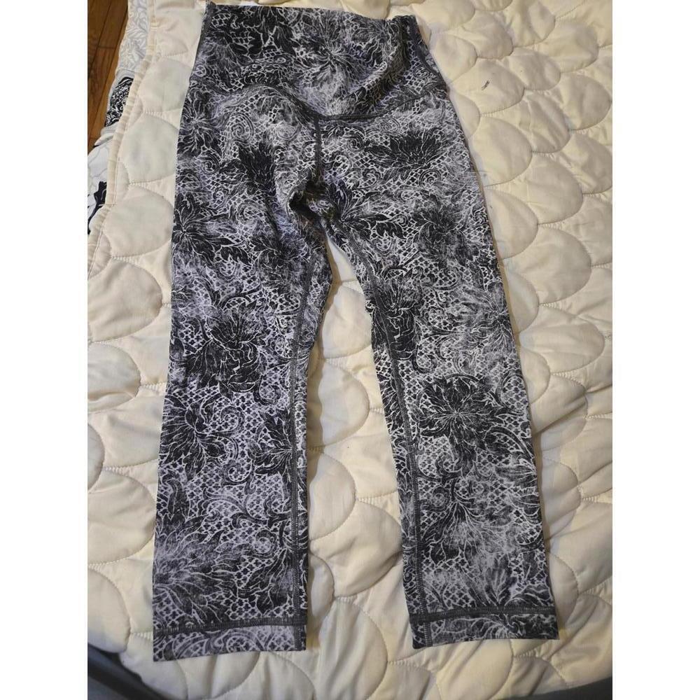 Lululemon Women's Printed capri Leggings Size 6 - Picture 1 of 4